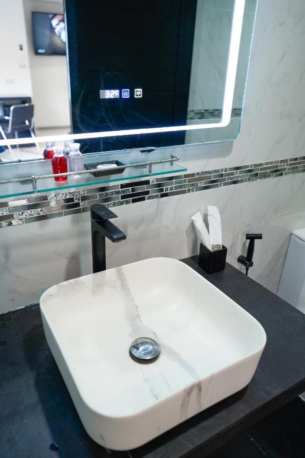 Thonglor Suites Hotel กรุงเทพมหานคร ภายนอก รูปภาพ